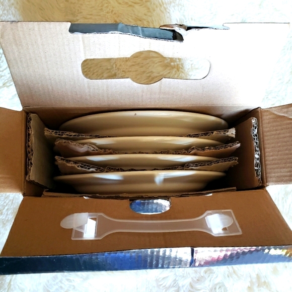 NIB Potters Road 8.5 inch dessert plates - Picture 3 of 6